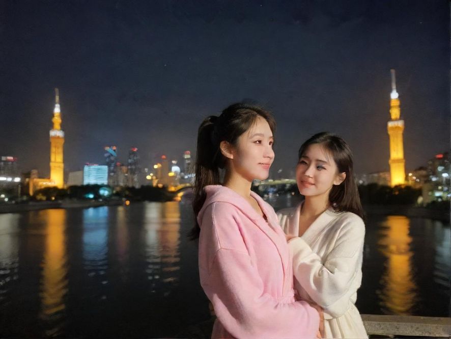 广州市中心夜景，灯火辉煌，展现都市的繁华与魅力。