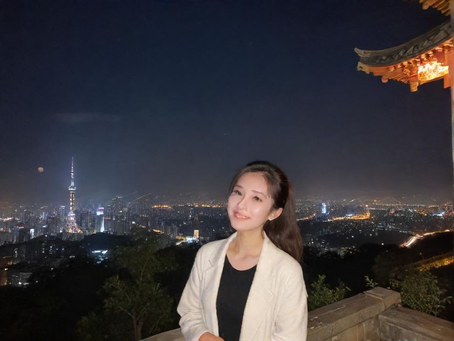 某休闲会所入口夜景