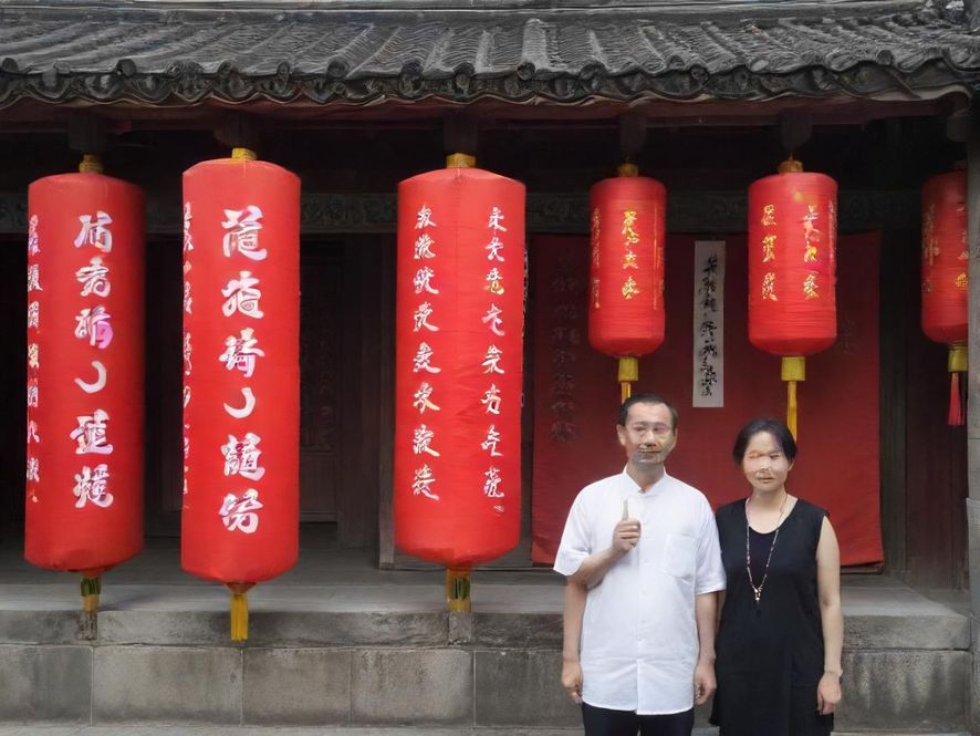 一群朋友在阳光明媚的城市公园中开心地进行户外活动，充满活力与乐趣。